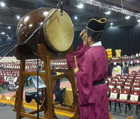 祭祖儀式中，香港道樂團團員負責鳴鐘和撃鼓。
