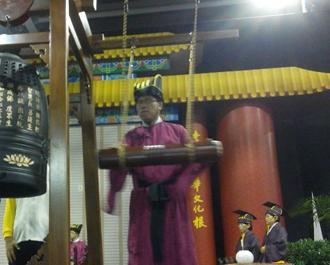 祭祖儀式中，香港道樂團團員負責鳴鐘和撃鼓。