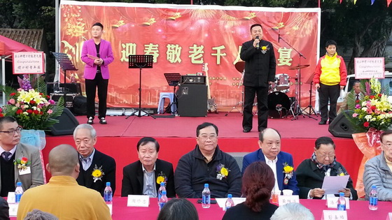 香港道教聯合會主席梁德華道長(左四)