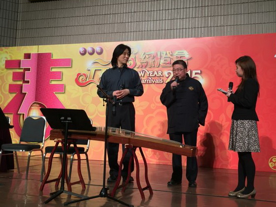 團長劉紅博士(左)和總監黃錦昌先生(中)為來賓介紹演出曲目