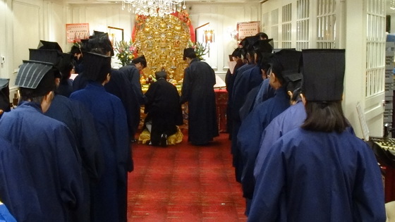 刘大飞主持带领众天师弟子在天师坛前进行朝贺仪式