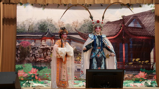 錦艷棠粵劇團表演粵劇折子戲：《獅吼記》、《無情寶劍有情天》