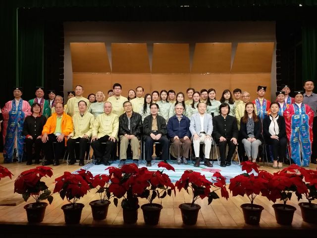 樊祖荫院长、琵琶大师刘德海、姚恒璐教授等与澳门音乐家及澳门道乐团合照。
